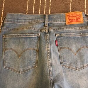 levis- 710 super skinny (light wash with cut out knee)
